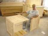 caja-madera-silla-mesa
